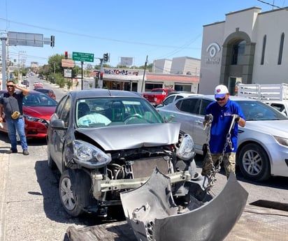 Auto queda con su frente destrozado tras chocar contra camioneta