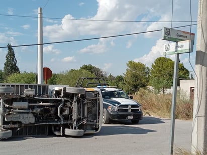 Repartidor de frituras vuelca en Nava