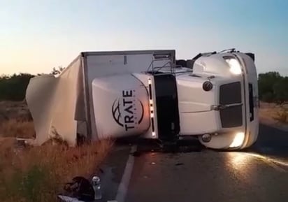 Trailer de línea TRATE vuelca y bloquea la Ribereña 