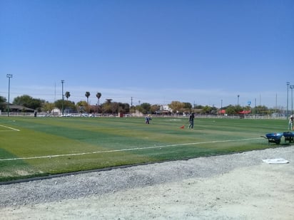 Avanza colocación del pasto sintético en el campo de futbol de la macro plaza 