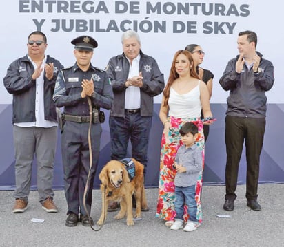 'Chema' Fraustro jubila con honores a Sky, elemento del K9