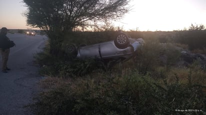 Cafre vuelca y abandona auto para darse a la fuga