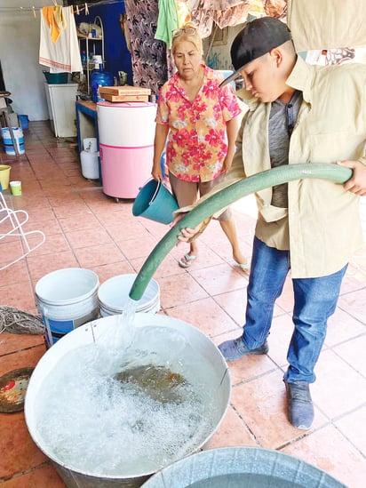 Caída de 2 pozos deja con baja presión a vecinos del sur; SIMAS les envía pipas de agua