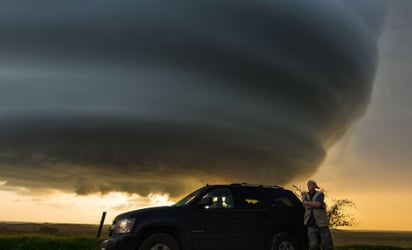 VIDEO: Tornado levanta automóvil en una carretera de Rhode Island, EU