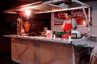 Taqueros son multados por contaminar y dañar las banquetas 