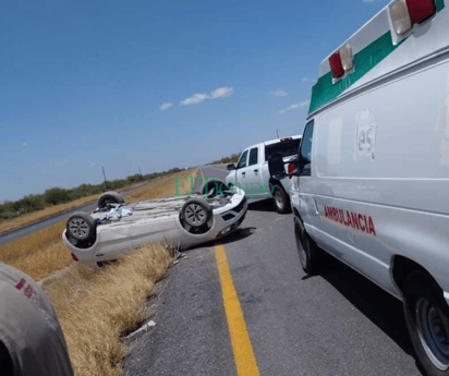 Conductor dormita y vuelca en la carretera Monclova-Sabinas