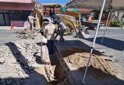 Simas trabaja en la instalación de toma de agua y saneamiento