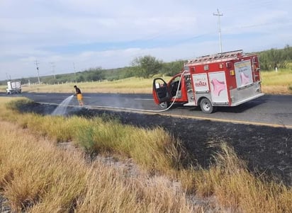 Incendio de pastizal moviliza a Bomberos de Escobedo 