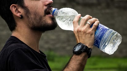 Cruz Roja recomienda no tomar agua helada luego de exposición al sol