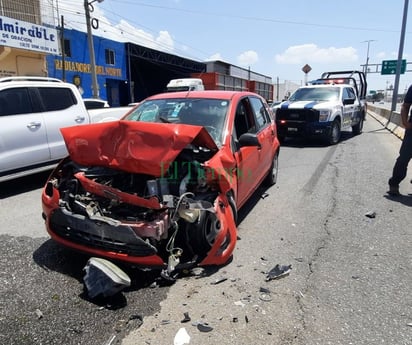 Embarra su carro atrás de camioneta en el Pape