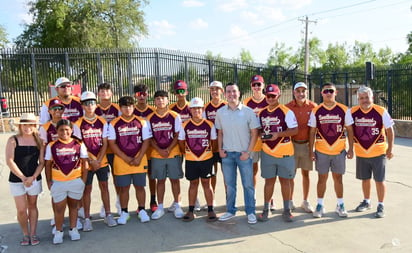 Reciben a los campeones de la serie regional de beisbol 