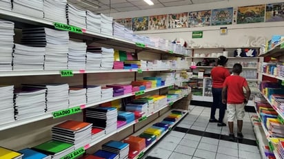 Papelerías hacen su 'agosto';  y padres de familia 'la sufren'