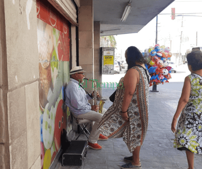 Artista urbano logra acaparar atención de los transeúntes