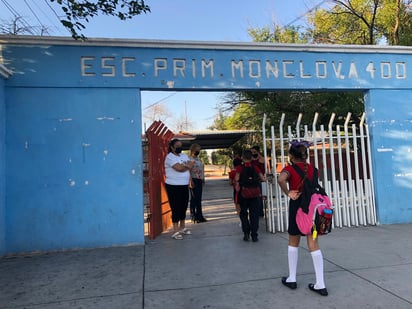 Maestro da positivo a Covid y niños podrían volver con mascarilla 