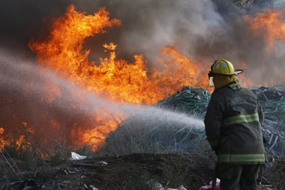 Bomberos arriesgan la vida y no tienen seguro