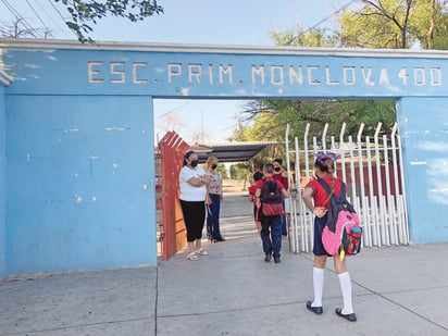 Maestro da positivo a Covid y niños podrían volver con mascarilla