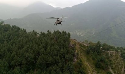 Rescatan a dos de los niños atrapados en cabina de un teleférico en Pakistán