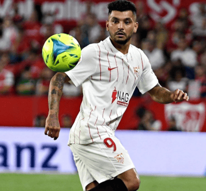 Tecatito Corona ingresó de cambio en la derrota de Sevilla ante Alavés