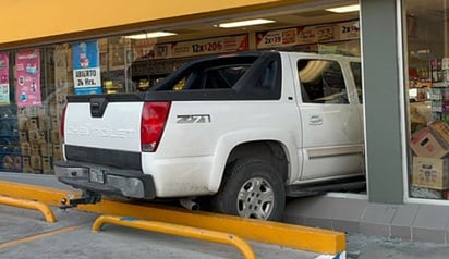 Conductor choca y se mete con todo y camioneta a tienda de conveniencia en Saltillo