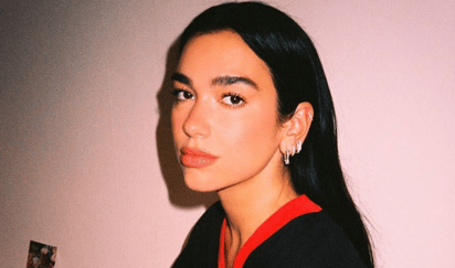 Dua Lipa celebra su cumpleaños en vestido rojo encendido con abertura