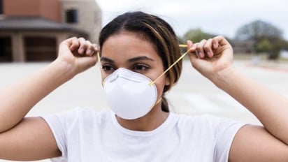 Puede que sea hora de desempolvar las mascarillas contra el covid-19, dicen algunos expertos