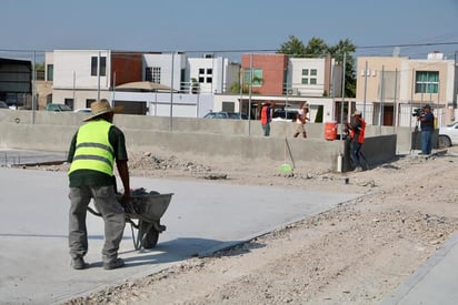 Supervisan trabajo en la plaza de la colonia Guillen 