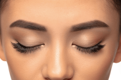 Consejos para lograr las cejas perfectas: Conseguir cejas perfectas es un proceso alcanzable con el conocimiento y las técnicas adecuadas.