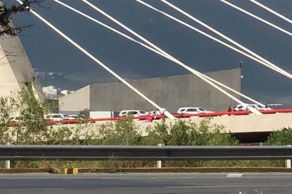 Policía evitan que mujer se tire de puente en Nuevo León 