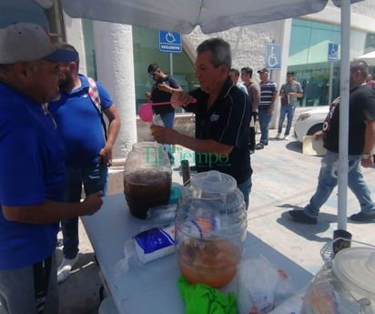 Ex obrero de AHMSA vende aguas frescas ante falta de terminación