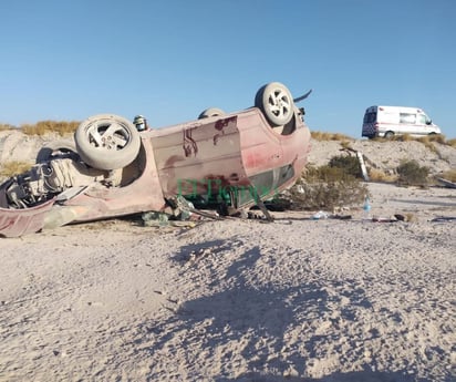 Familia vuelca en la carretera Cuatro Ciénegas-San Pedro