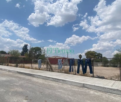 Agarran escuela Leonora Vicario de tendedero 