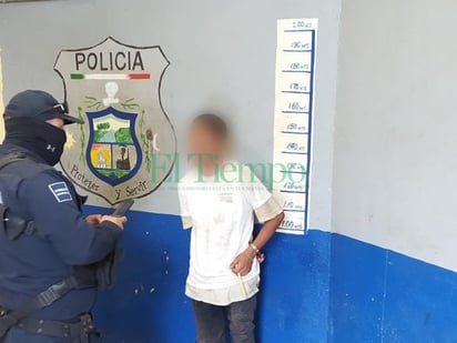 Hombre agarra como baño calles de la colonia Carranza