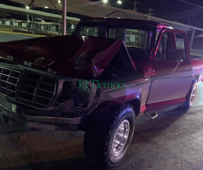 Conductor estrella su camioneta contra Templo