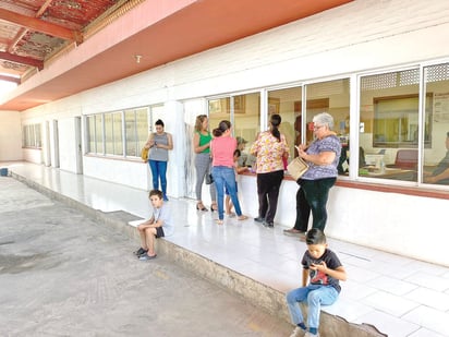 Madres de familia solicitan cambios de escuela 