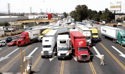 Transportistas posponen cierre carretero tras acordar mesas con autoridades