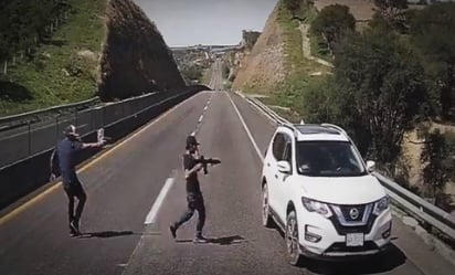 VIDEO: Despojan a pareja de su auto en autopista de San Juan de los Lagos hacia Jalostotitlán, Jalisco