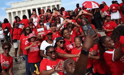 Miles de personas convergen en el National Mall para conmemorar la Marcha de Martin Luther King a Washington