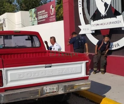 Cafre choca con camellón y abandona su camioneta 