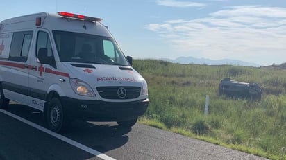 Amanece carro volteado en la 30