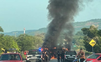 Amanece Apatzingán con quema de tiendas de conveniencia y bloqueos carreteros 