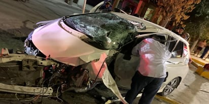 Sobrevive de milagro tras desgraciar su carro