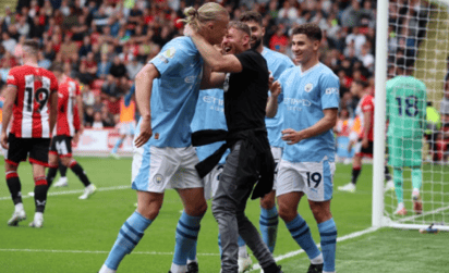 Erling Halaand anota gol y aficionado invade el campo para festejar con él