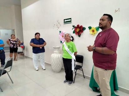 Programa del IMSS corona a su reina del Adulto Mayor