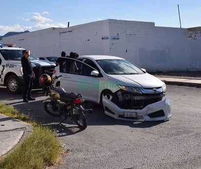 Motociclista se embarra en automóvil en la Avenida Industrial