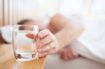 Los beneficios de tomar un vaso de agua al despertar son numerosos