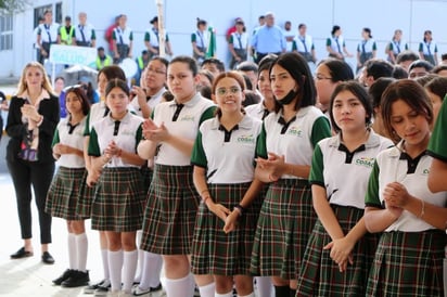 Escuelas reciben a más de 37 mil alumnos y calles se saturan