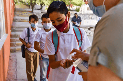 Gel antibacterial y cubrebocas en el regreso a clases