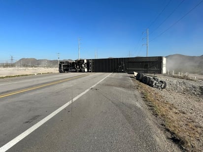 Tráiler vuelca aparatosamente en la carretera Monclova-Saltillo