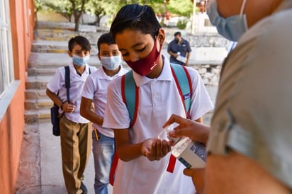 Con gel antibacterial y cubrebocas se dio regreso a clases