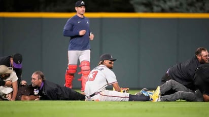 Acuña Jr es confrontado por 2 fanáticos en el terreno